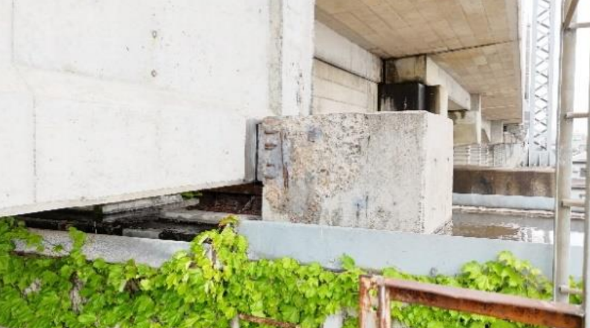 コンクリート製ストッパーの写真