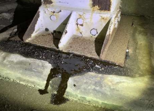 ダンパーストッパーからオイルが漏れている様子