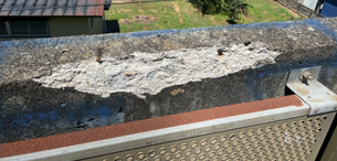 凍害でコンクリート表層が劣化した様子