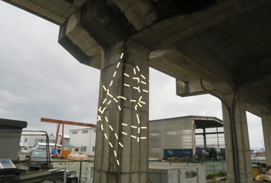 地震によって高架橋の柱にひび割れが生じた様子