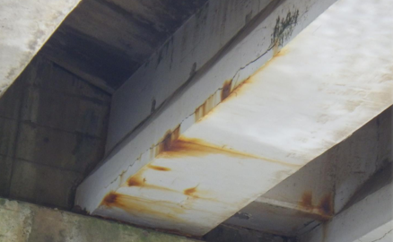 塩害によって錆汁が出ている様子