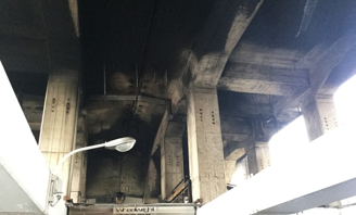 高架橋に火害ですすが付着した様子