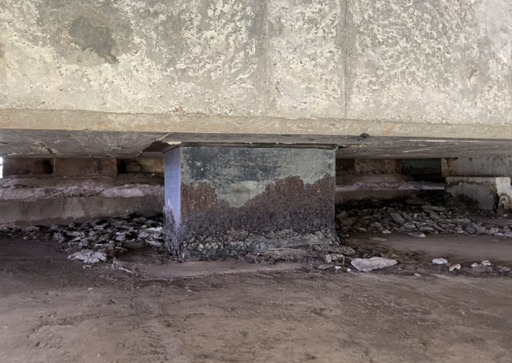 鋼角ストッパーが腐食している様子