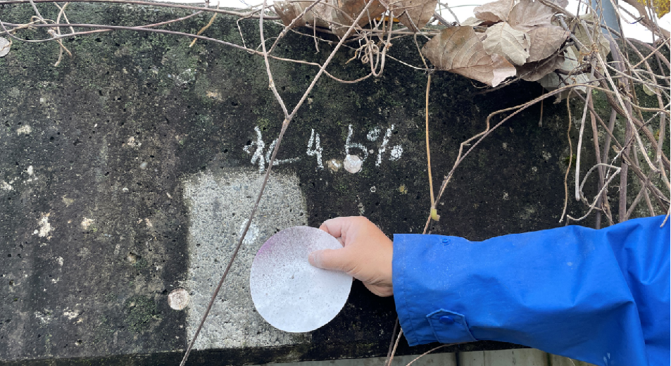 削孔した粉が呈色している状況